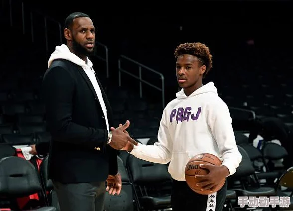 James配对的女生竟然是她!网友们惊呼:这段恋情太出乎意料了,背后故事令人震惊 James配对的女生竟然是她!网友们惊呼:这段恋情太出乎意料了,背后故事令人震惊