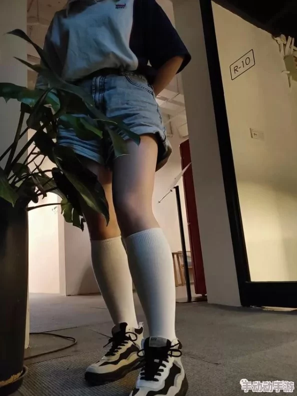 同桌穿长筒袜跟我h文：最新情况曝光