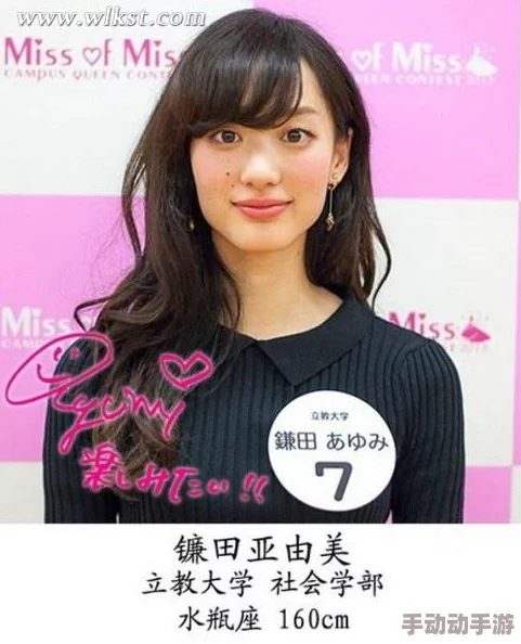 美女校花网友认为她不仅外貌出众，还是个才女，学习成绩优异，性格开朗，深受同学们的喜爱和尊重