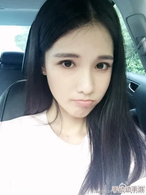 美女校花网友认为她不仅外貌出众，还是个才女，学习成绩优异，性格开朗，深受同学们的喜爱和尊重