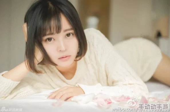 美女校花网友认为她不仅外貌出众，还是个才女，学习成绩优异，性格开朗，深受同学们的喜爱和尊重