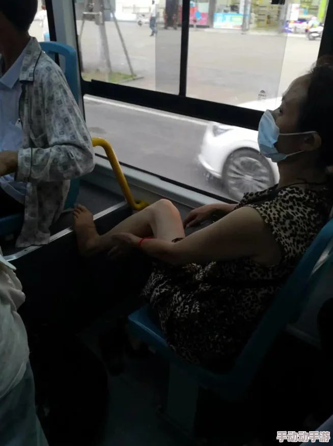 公交车上刺激做爰在线观看，网友们对此表示震惊与不满，认为公共场合应保持文明，不应出现如此行为