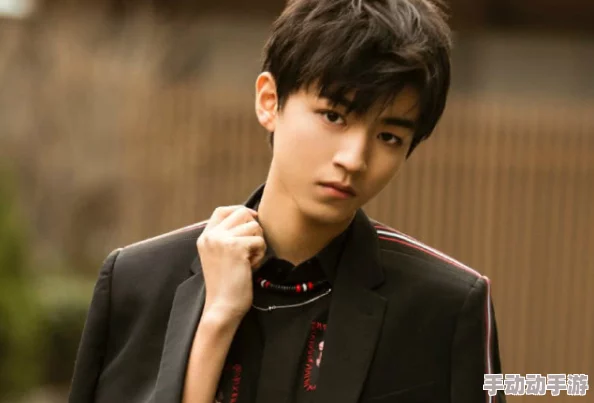 00后rapper潮水仙踪林的歌词引发热议，展现年轻一代对生活与梦想的独特理解与表达