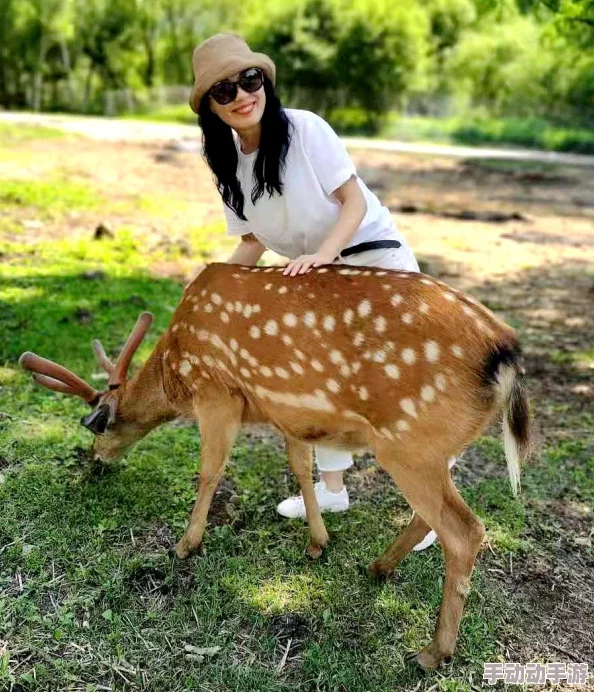 一小孩半夜喂女孩吃，网友热议：童真与关爱的温暖瞬间引发广泛关注和讨论