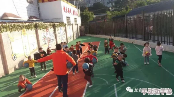 一小孩半夜喂女孩吃，网友热议：童真与关爱的温暖瞬间引发广泛关注和讨论