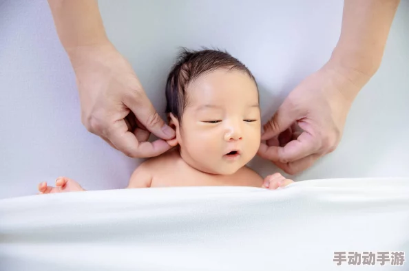 一边吃奶一边摸：最新研究揭示母婴互动对婴儿心理发展的重要性与影响因素