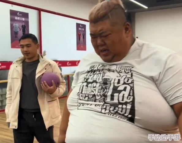 两个人生猴子,真是让人感到不可思议,这样的选择背后有什么故事呢? 两个人生猴子,真是让人感到不可思议,这样的选择背后有什么故事呢?