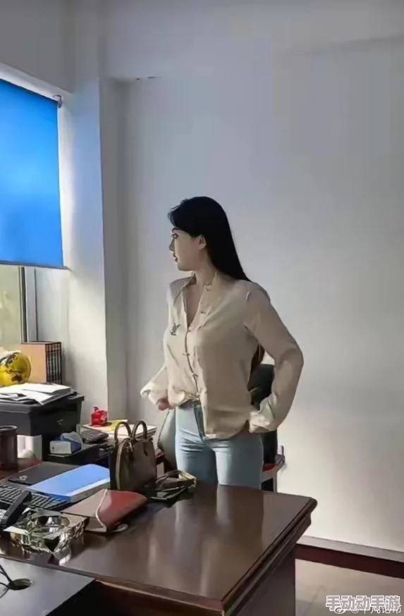 办公室狂cao秘书包臀裙事件最新进展：涉事人员已被停职，相关调查正在进行中，社会各界反响热烈