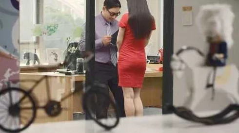 办公室狂cao秘书包臀裙事件最新进展：涉事人员已被停职，相关调查正在进行中，社会各界反响热烈