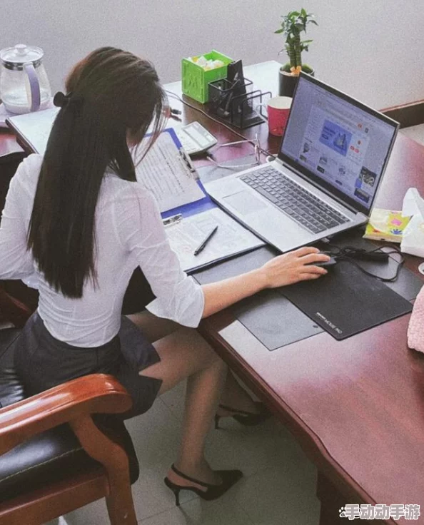 办公室狂cao秘书包臀裙事件最新进展：涉事人员已被停职，相关调查正在进行中，社会各界反响热烈