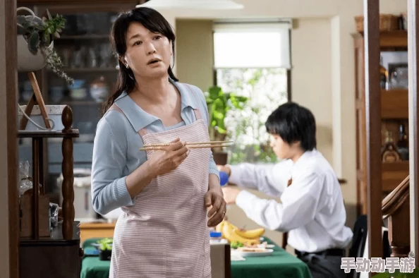 人妇在线网友认为这个平台为家庭主妇提供了一个交流和分享生活经验的好机会，促进了彼此之间的理解与支持