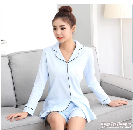 女式开襟睡衣舞蹈：这款睡衣真是太美了，穿上后跳舞感觉特别自在！