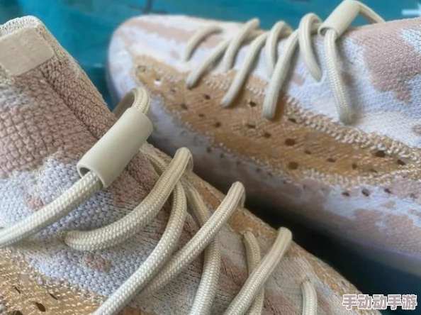 Yeezy 380蜜桃粉与白色新款发布,引发时尚潮流热议,成为 sneaker 爱好者的新宠 Yeezy 380蜜桃粉与白色新款发布,引发时尚潮流热议,成为 sneaker 爱好者的新宠