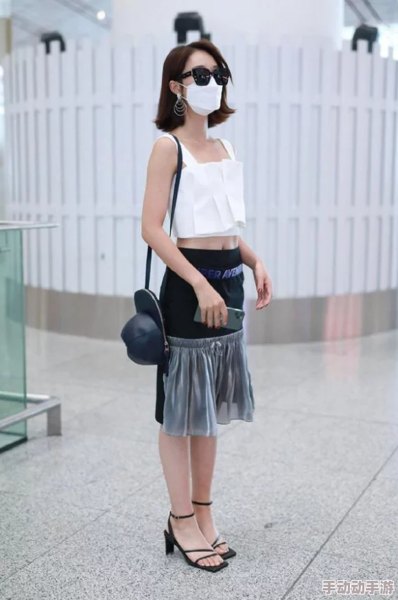 八岁女孩上衣穿的露腰的衣服,真是让人感到不适,这样的时尚观念需要反思 八岁女孩上衣穿的露腰的衣服,真是让人感到不适,这样的时尚观念需要反思