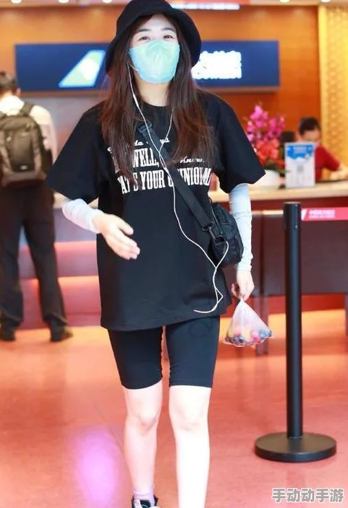 八岁女孩上衣穿的露腰的衣服,真是让人感到不适,这样的时尚观念需要反思 八岁女孩上衣穿的露腰的衣服,真是让人感到不适,这样的时尚观念需要反思