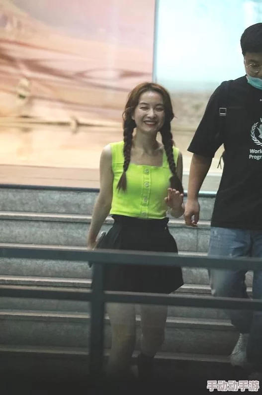 八岁女孩上衣穿的露腰的衣服,真是让人感到不适,这样的时尚观念需要反思 八岁女孩上衣穿的露腰的衣服,真是让人感到不适,这样的时尚观念需要反思