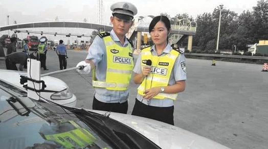 女警跪趴被按住高高网友热议这一事件引发了广泛关注许多人对执法过程中的行为表示不同看法 女警跪趴被按住高高网友热议这一事件引发了广泛关注许多人对执法过程中的行为表示不同看法