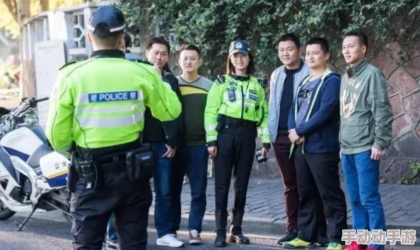 女警跪趴被按住高高网友热议这一事件引发了广泛关注许多人对执法过程中的行为表示不同看法 女警跪趴被按住高高网友热议这一事件引发了广泛关注许多人对执法过程中的行为表示不同看法