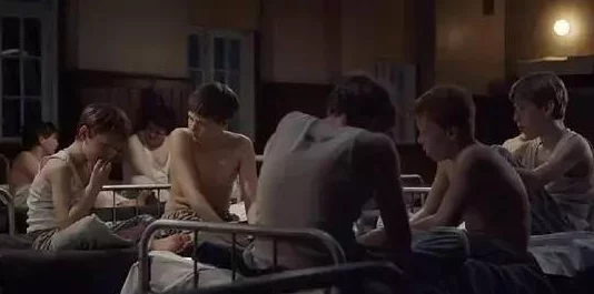 羞辱跪下宿舍女虐女 这部影片揭示了校园暴力的残酷现实，值得每位学生和家长关注与反思，让我们共同抵制这种行为。