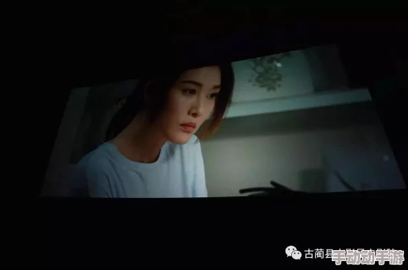 秋霞电影午夜在线理论片 这部影片深刻探讨了人性与情感的复杂交织，值得每位影迷在深夜静心观看，带来不一样的思考体验