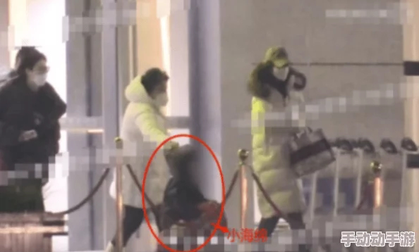 又大又粗又硬又爽 最近某明星被拍到与神秘对象亲密互动 引发网友热议纷纷猜测两人关系是否升温