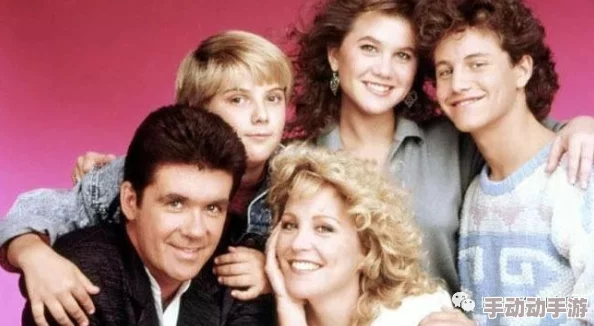 美国A级影片：好莱坞明星私生活曝光新片拍摄现场竟成恋爱温床引发热议