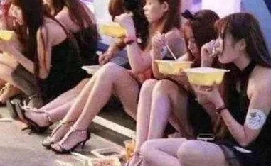 美女扒开大腿让男人桶尿口 网友评价:这种内容实在不适合传播,应该提倡健康向上的文化,而不是低俗的娱乐 美女扒开大腿让男人桶尿口 网友评价:这种内容实在不适合传播,应该提倡健康向上的文化,而不是低俗的娱乐