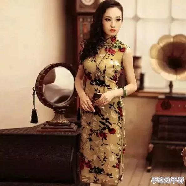 硕大在蕾丝旗袍美妇臀下进出 这部作品展现了独特的美感与魅力，值得一看，令人印象深刻。