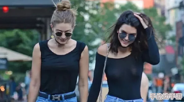 美女暴露无内衣引发关于时尚与自律的讨论 美女暴露无内衣引发关于时尚与自律的讨论