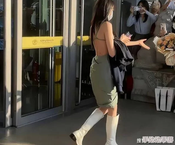 美女暴露无内衣引发关于时尚与自律的讨论 美女暴露无内衣引发关于时尚与自律的讨论