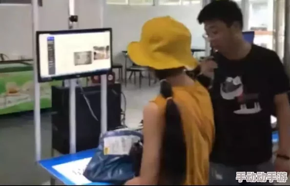 忘穿内裤让同桌摸出水 校园趣事引发热议 同学们纷纷围观讨论事件背后的搞笑故事和尴尬瞬间 忘穿内裤让同桌摸出水 校园趣事引发热议 同学们纷纷围观讨论事件背后的搞笑故事和尴尬瞬间