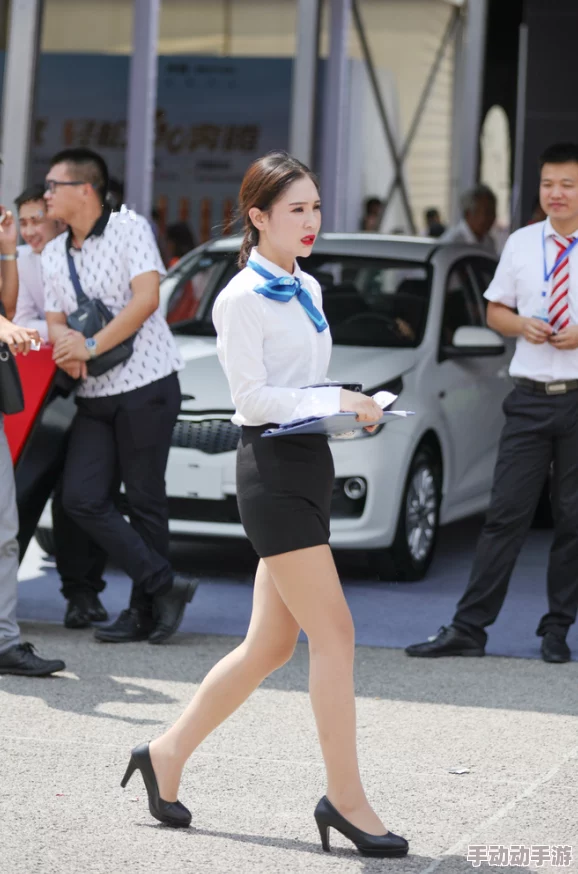 亚洲制服丝袜美腿亚洲一区展现优雅自信的女性魅力