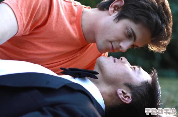 gay男男gay肉受被c哭热门消息：近日一段视频在社交媒体上引发热议，内容涉及两名男性之间的亲密互动，引发网友们的广泛讨论与关注