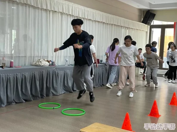 健身房被教练猛烈进入引发热议网友纷纷讨论健身房的安全性与教练的专业素养问题
