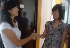 揉捏女邻居高耸的双乳其实是一种不当行为，我们应该尊重他人的身体自主权和隐私，友好相处才是正道