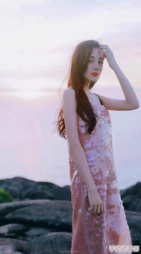 年轻白丝美女被羞羞视频引发热议网友纷纷评论称其风格独特该视频在社交平台上迅速传播成为热门话题 年轻白丝美女被羞羞视频引发热议网友纷纷评论称其风格独特该视频在社交平台上迅速传播成为热门话题