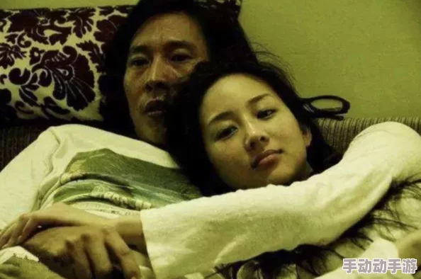 外国大尺度超裸床戏展现人类情感的真实与脆弱让观众思考爱与理解的重要性促进文化交流与心灵共鸣