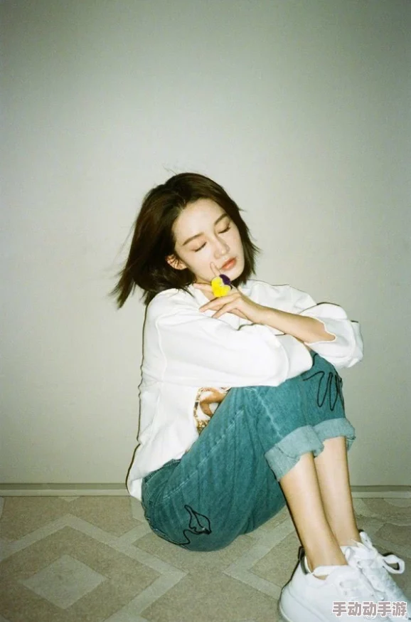 国模冰冰大胆张开双腿引发热议网友纷纷评论称其勇气可嘉并对其时尚表现给予高度评价