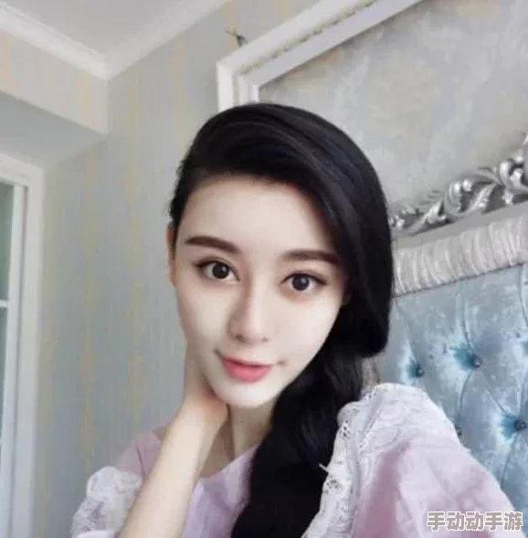 国模冰冰大胆张开双腿引发热议网友纷纷评论称其勇气可嘉并对其时尚表现给予高度评价