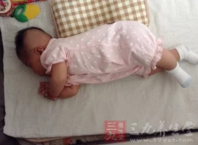 宝宝把腿抬起来靠墙上怎么回事专家解析这一行为可能与宝宝的身体发育和探索新姿势有关家长无需过于担心 宝宝把腿抬起来靠墙上怎么回事专家解析这一行为可能与宝宝的身体发育和探索新姿势有关家长无需过于担心