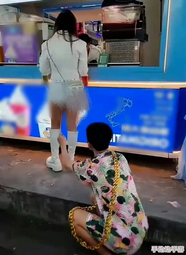 女人趴下脱了内裤光着打屁股视频画面刺激，情趣满满