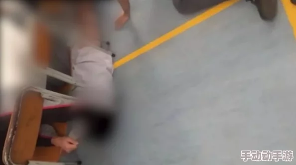 女人趴下脱了内裤光着打屁股视频画面刺激，情趣满满