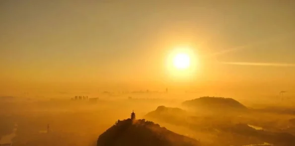 中日韩黄色大片其实是指中日韩三国共同制作的自然风光和文化纪录片，通过这些影视作品展示了三国的美丽风景、丰富多彩的传统文化以及人民的生活方式，增进了彼此之间的了解与友谊