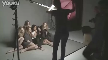 FREEZEFRAME丰满人妻近日在社交媒体上引发热议其独特的艺术风格和大胆表现手法吸引了众多网友的关注与讨论