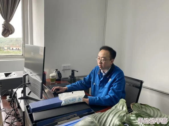 又和最讨厌的部长一起出差没想到这次他竟然主动帮我解决了所有问题真是让人大吃一惊