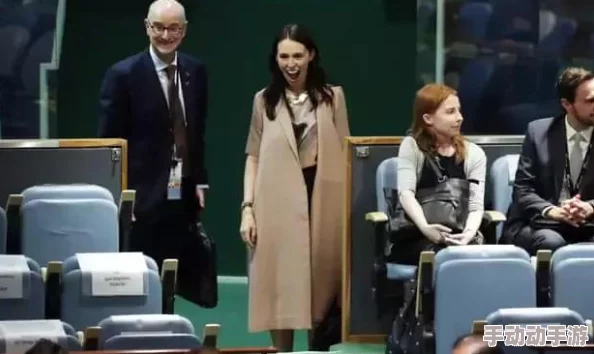 又和最讨厌的部长一起出差没想到这次他竟然主动帮我解决了所有问题真是让人大吃一惊