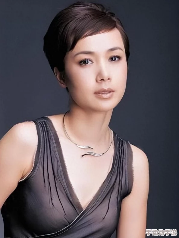 一边摸一边插惊爆信息：揭秘这一行为背后的心理动机与社会影响，引发热议的现象竟然与现代人情感需求密切相关