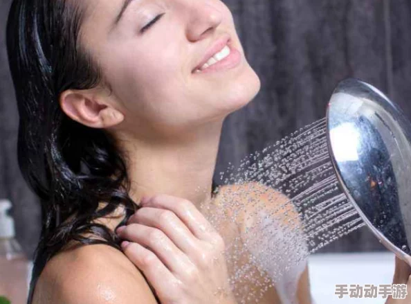 女生的胸无遮挡指的是女性在公共场合或社交媒体上展示其胸部，没有任何遮盖物，通常引发关注和讨论