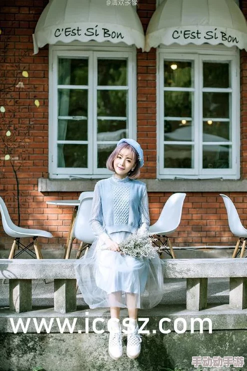 美女脱小内内指的是一种网络用语，通常用于描述或搜索与女性脱衣相关的色情内容