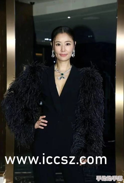 美女脱小内内指的是一种网络用语，通常用于描述或搜索与女性脱衣相关的色情内容